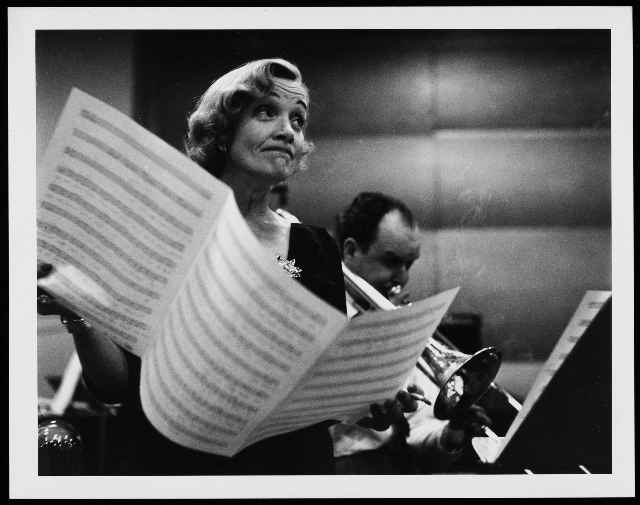 Marlene Dietrich bei Aufnahmen im Studio von Columbia Records im November 1952, © Eve Arnold/Magnum Photos