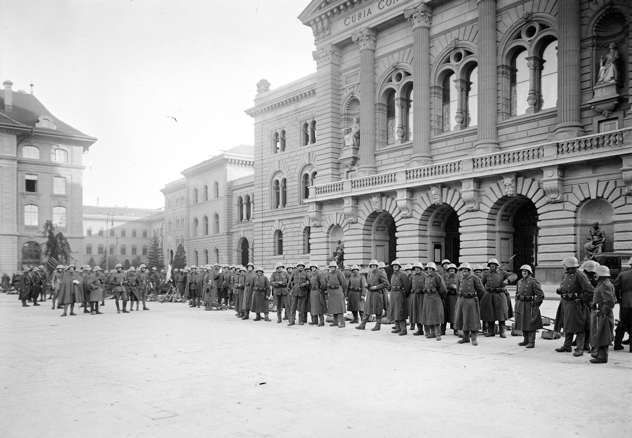 Soldaten bewachen das Bundeshaus in Bern (Foto: Schweizerisches Bundesarchiv)