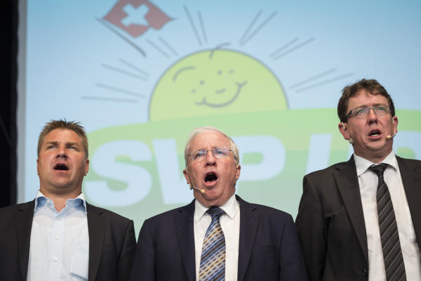23. April: Der 1967 geborene Berner Oberländer Albert Rösti (rechts) wird zum Präsidenten der Schweizerischen Volkspartei SVP gewählt. Er tritt die Nachfolge von Toni Brunner (links) an. In der Mitte Christoph Blocher. 