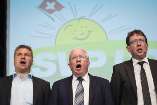 Der 48-jährige Berner Nationalrat Albert Rösti (rechts) wird von den SVP-Delegierten einstimmig zum neuen Parteipräsidenten gewählt. Er löst den St. Galler Toni Brunner (links) ab. In der Mitte Christoph Blocher.