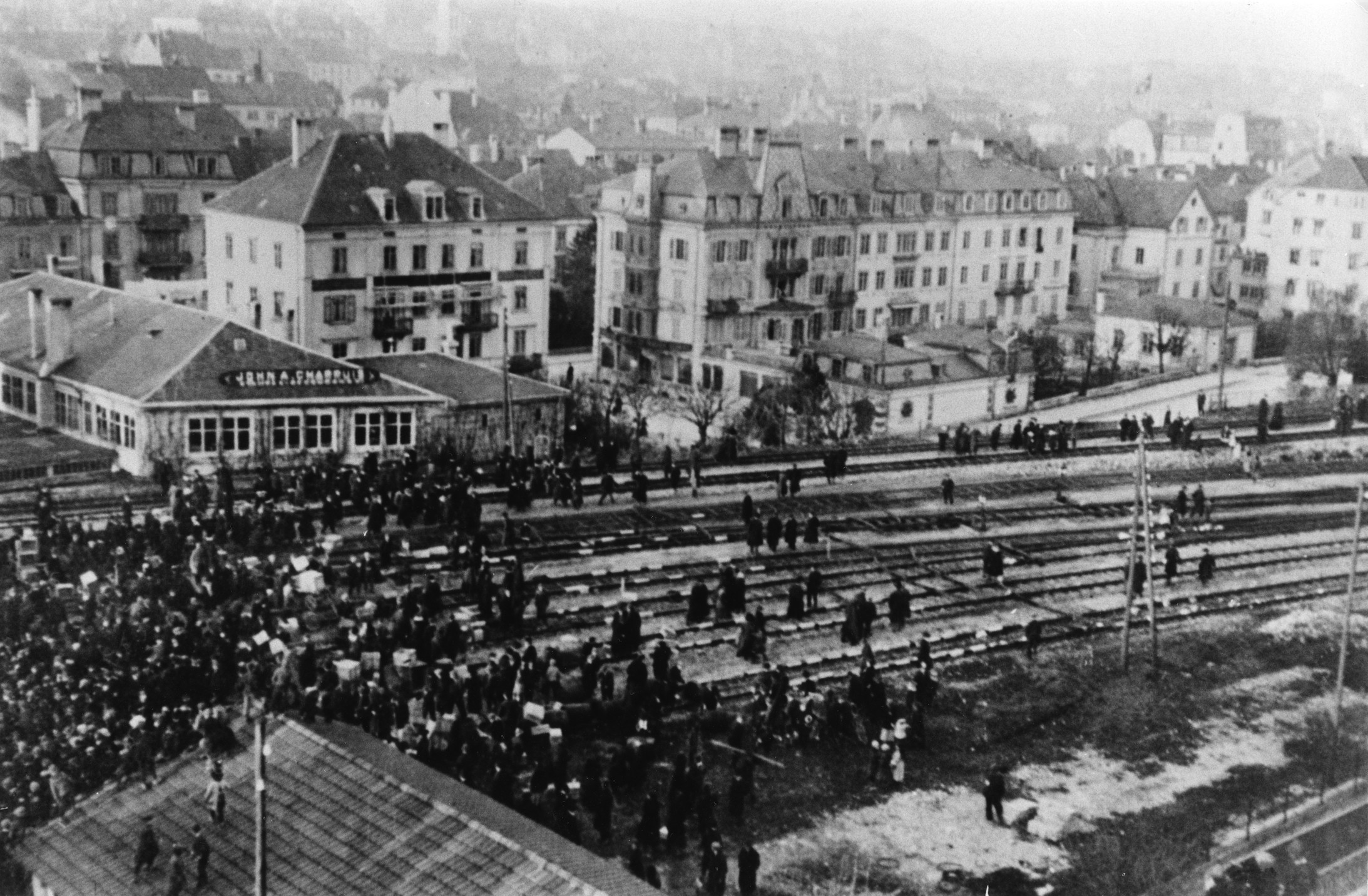 Streikende besetzen am 12. November die Geleise im Bahnhof La Chaux-de-Fonds. (Foto: Bibliothèque de la Ville La Chaux-de-Fonds)