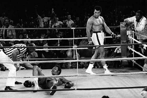 3. Juni: Tod von Muhammad Ali, dreifacher Schwergewichtsboxweltmeister. Berühmt wurde der in Kinshasa (damals: Zaire) durchgeführte Kampf „Rumble in the Junge“ gegen George Foreman (Bild) und die Kämpfte „Fight of the Century“ und „Thrilla in Manila“ gegen Joe Frazier. Das Internationale Olympische Komitee wählte ihn 1999 zum „Sportler des Jahrhunderts“. Der 1.91 Meter grosse Muhammad Ali, als Cassius Clay geboren, litt ab 1984 an der Parkinsonerkrankung.
