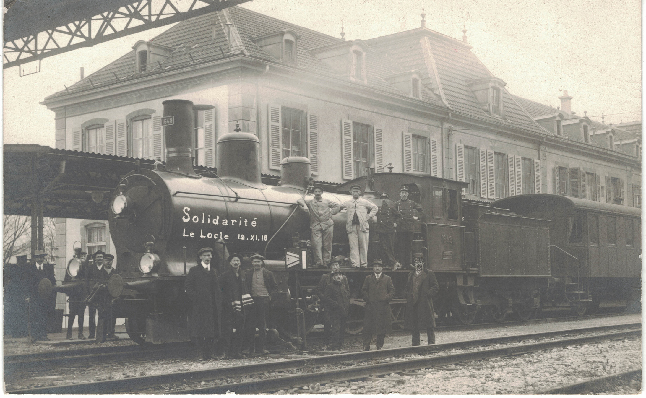 Streikende beim Bahnhof von Le Locle am 12. November 1918 (Foto: Musée d’Histoire du Locle)