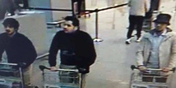 Im Bild der in Marokko geborene Najim Laachraoui (links) und der in Brüssel geborene Ibrahim El Bakraoui (Mitte). Sie sprengten sich am Flughafen in die Luft und waren kurz zuvor von einer Überwachungskamera gefilmt worden. Der „Mann mit dem Hut“ (rechts) verliess kurz vor den Attentaten den Flughafen. Es handelt sich um den Marokko-Stämmigen Mohamed Abrini. Er wird am 8. April 2016 in Anderlecht verhaftet. Ihm wird vorgeworfen, schon an den Anschlägen am 13. November in Paris (130 Tote) beteiligt gewesen …