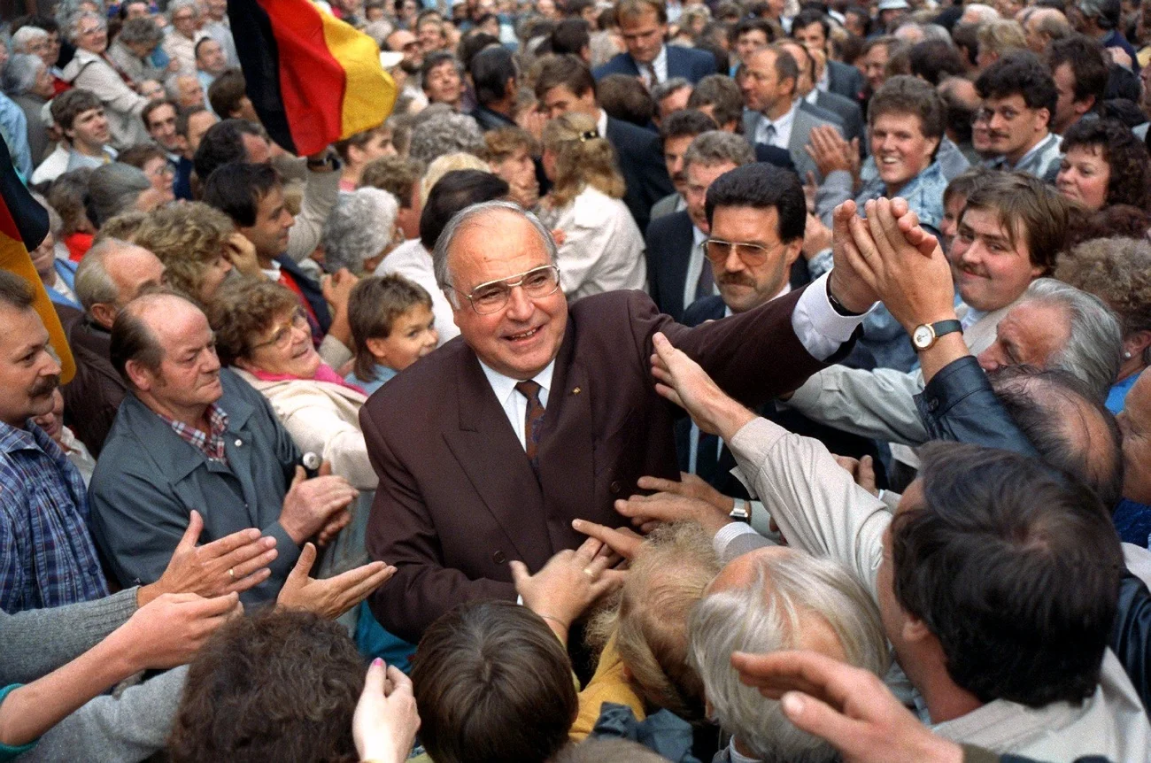 Kohl, hier am 5. September 1990 im ostdeutschen Heiligenstadt, war von 1982 bis 1998 der 6. deutsche Kanzler. Keiner war bisher in der Bundesrepublik so lange Regierungschef wie er. Kohl gilt als Kanzler der deutschen Einheit. Die letzten Jahre des „Architekten Europas“ und des „Vaters des Euro“ waren überschattet vom Streit mit seinen Söhnen, Streit um „schwarze Kassen“, Streit um den politischen Nachlass, Streit mit seinem Biografen, Streit mit Schäuble, Streit um seine Trauerfeier. Und seine zweite Frau…