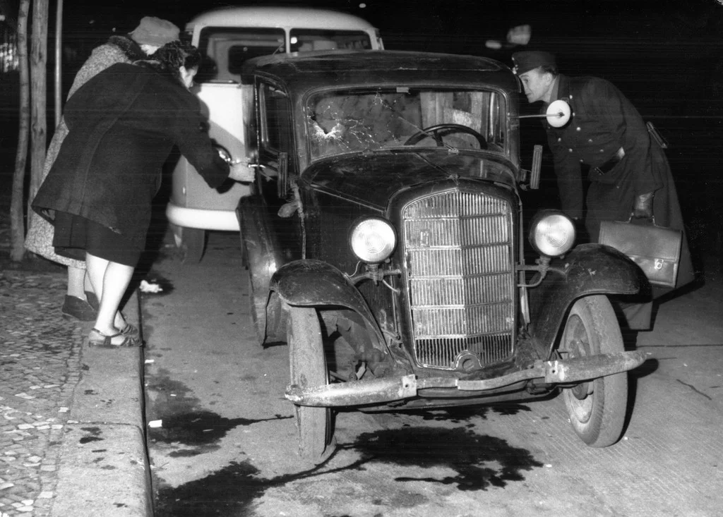 Mit einem Vorkriegs-Opel gelingt es in den Nachtstunden drei Frauen und zwei Männern am Sektorengrenz-Übergang Chausseestrasse aus Ostberlin zu fliehen. Die Flüchtlinge hatten den Wagen mit Stahlplatten gepanzert und die Seitenwände und Türen mit Zement ausgegossen. Vor der Windschutzscheibe war eine Stahlplatte mit 180 feinen Durchbohrungen angebracht, die die Sicht auf die Fahrbahn ermöglichten. Volkspolizisten der DDR gaben aus Maschinenpistolen etwa 100 Schüsse auf das Fluchtauto ab. Trotzdem erreichte…