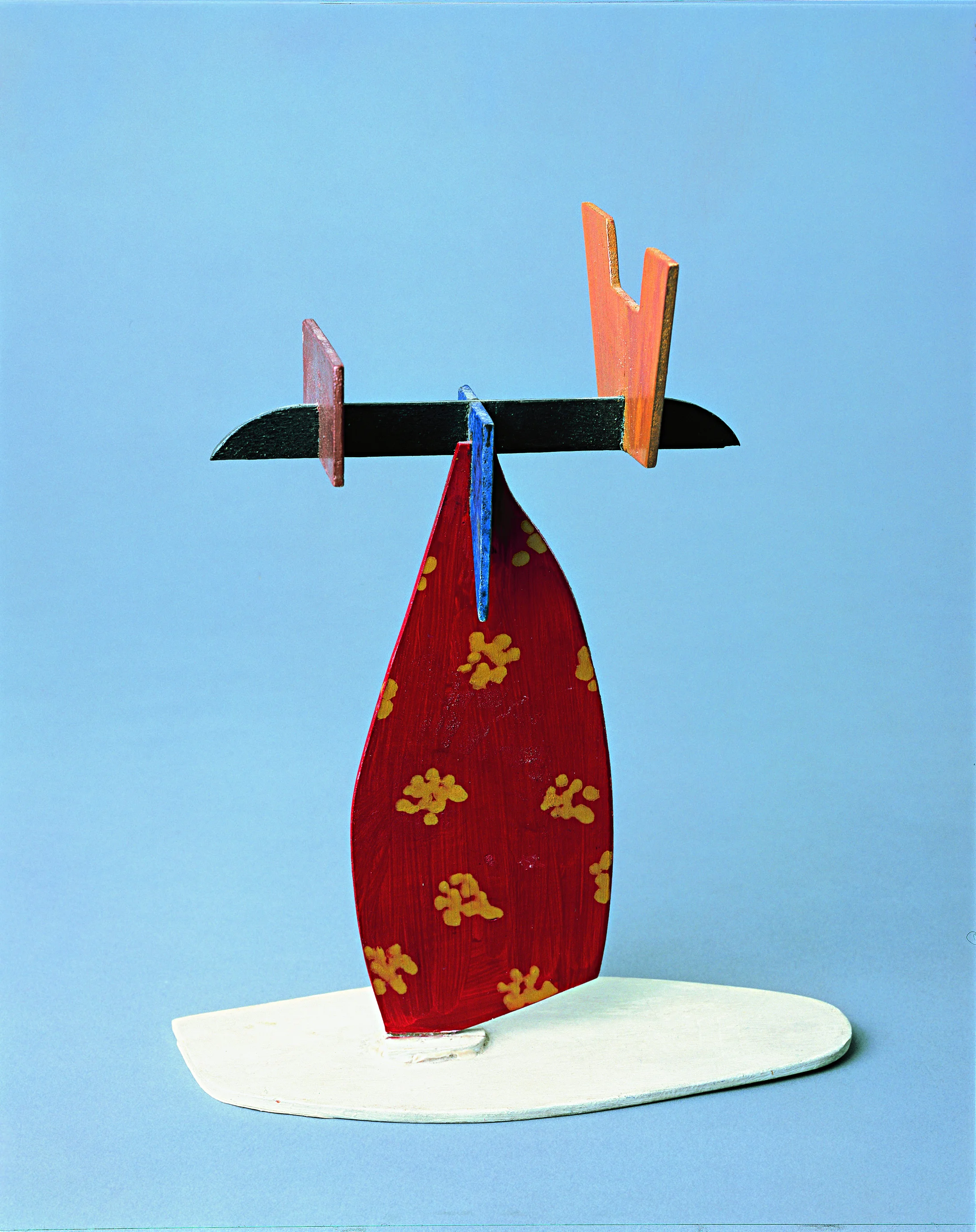 Meret Oppenheim (1913-1985) Bauernfrau, auf dem Kopf einen Korb tragend, 1960 Ölfarbe auf ausgesägtem Holz, 25 x 20 x 8 cm Kunstmuseum Bern, Legat Meret Oppenheim © 2021, ProLitteris, Zürich Foto: Kunstmuseum Bern.

