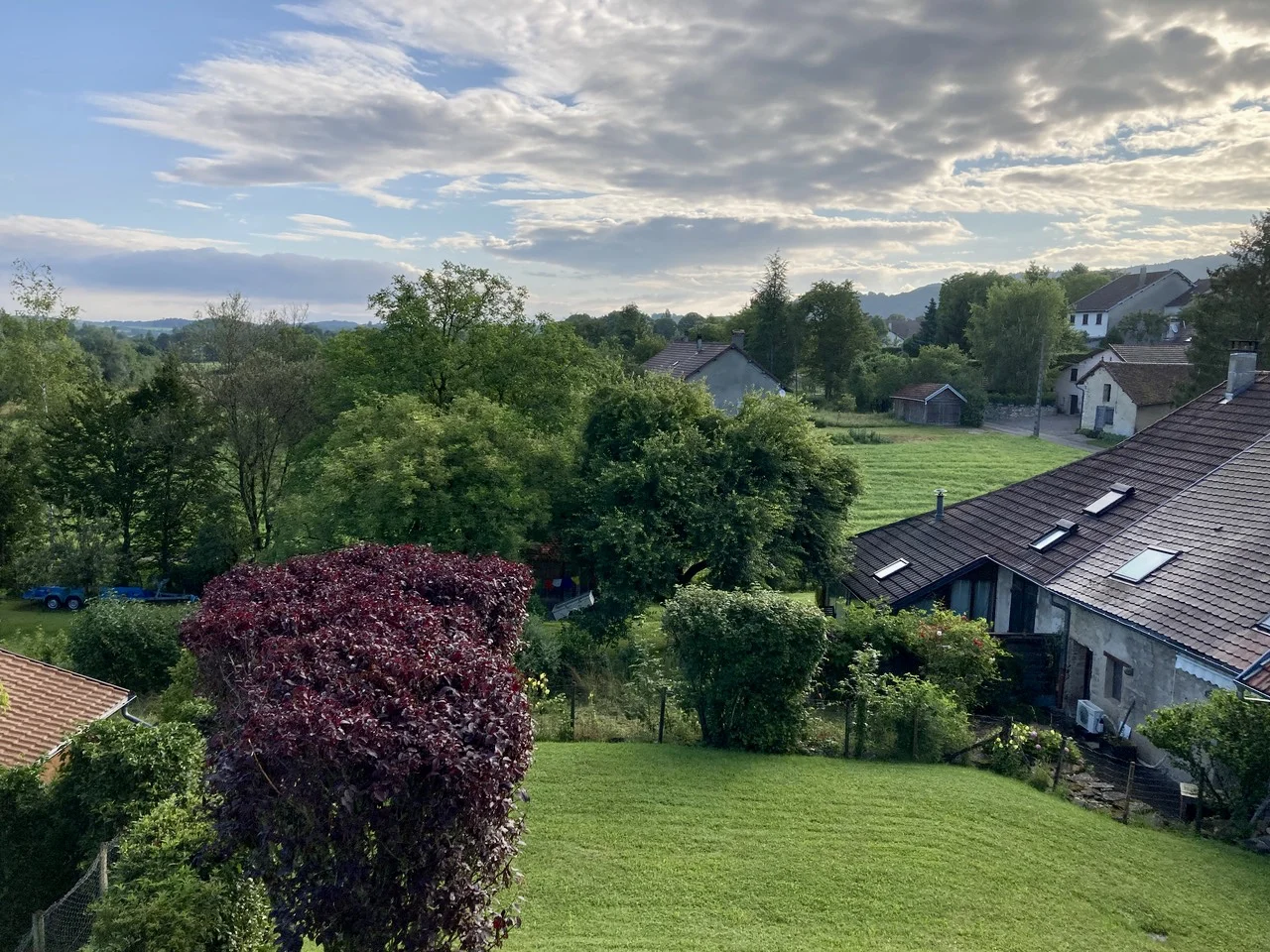 Blick in den Garten der Chambre d’Hôtes „La pie qui chante“ in Saint-Lamain