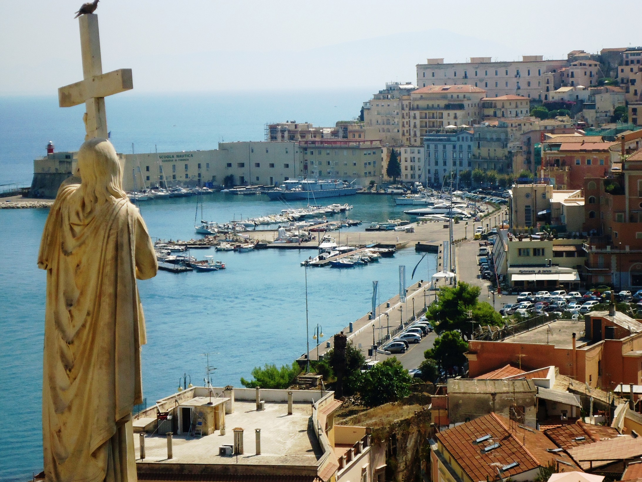 Der Jesus von Gaeta (nördlich von Neapel). Er blickt auf den Hafen, er blickt aufs Meer (Foto: hh)