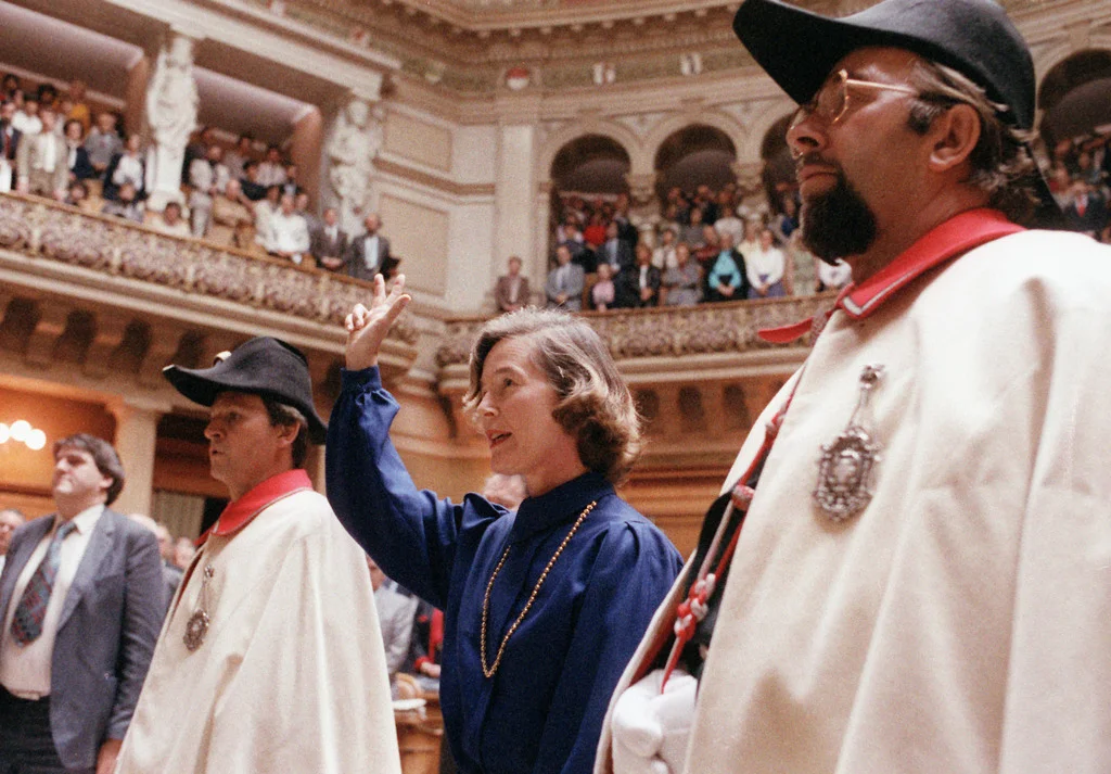 Erstmals wird eine Frau in den Bundesrat gewählt. Die Freisinnige Zürcher Nationalrätin Elisabeth Kopp und Vizepräsidentin der FDP Schweiz wird von der Vereinigten Bundesversammlung als Nachfolgerin von Bundesrat Rudolf Friedrich mit 124 von 244 Stimmen in die Landesregierung gewählt und leitet das Justiz- und Polizeidepartement. Wegen eines politischen Skandals, von dem sie später völlig reingewaschen wurde, tritt sie 1989 zurück. (Foto: Keystone)