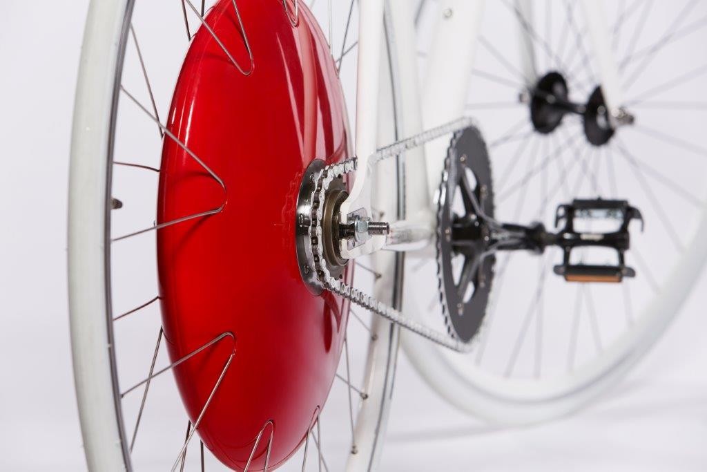Das konventionelle Hinterrad durch das rote Copenhagen Wheel ersetzen: fertig ist leistungsstärkere Smart Wheel.
© Superpedestrians, Cambridge (US) Foto: Michael D. Spencer
