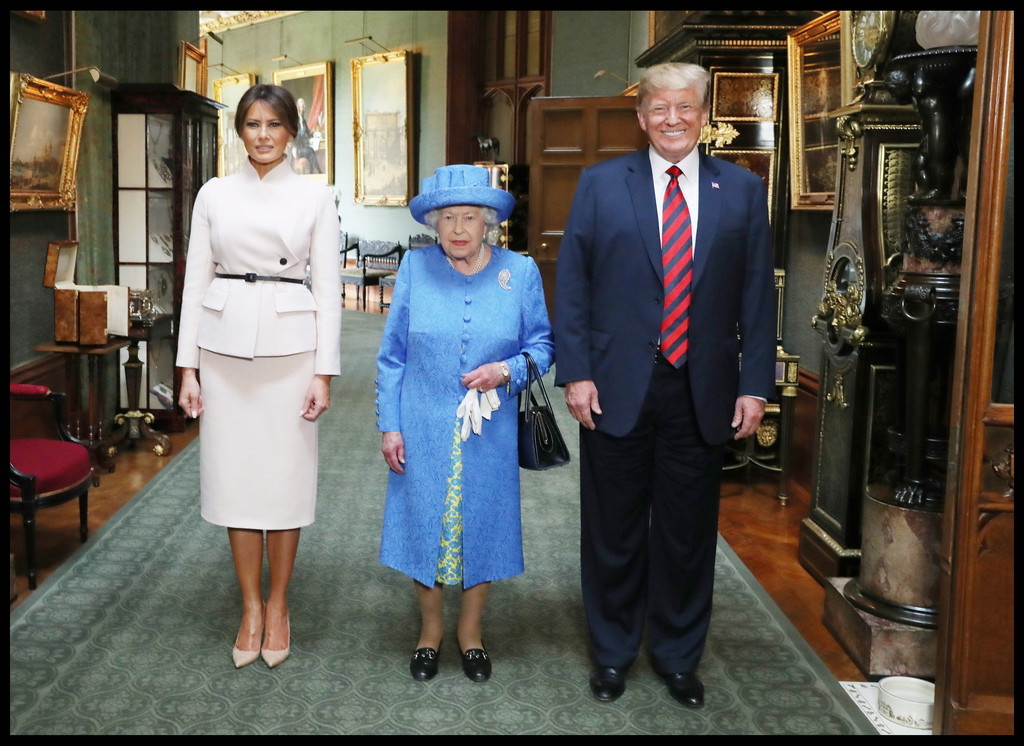 Queen Elizabeth empfängt auf Schloss Windsor Donald Trump und seine Frau zum Tee. Nicht anwesend ist der 97-jährige Prinz Philip. Ursprünglich hatte Regierungschefin Theresa May den amerikanischen Präsidenten zum Staatsbesuch eingeladen. Nachdem aber 1,9 Millionen Briten eine Anti-Trump-Petition unterzeichnet hatten, wurde der Besuch heruntergestuft. Eine Viertelmillion Menschen protestierten allein in London gegen die Anwesenheit Trumps. (Foto: Keystone/AP)
