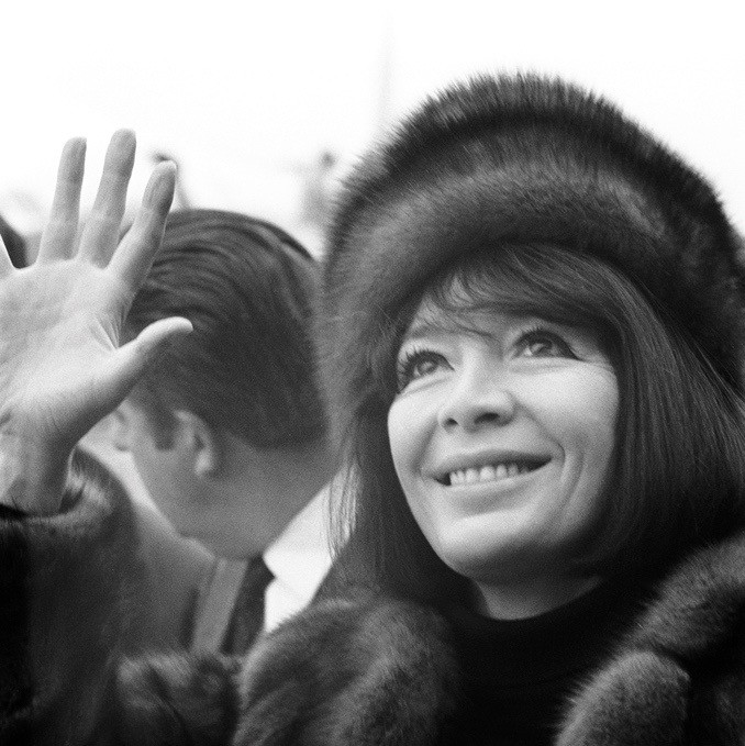 Juliette Gréco 1968 auf dem Genfer Flughafen Cointrin (Foto: Keystone/Str)