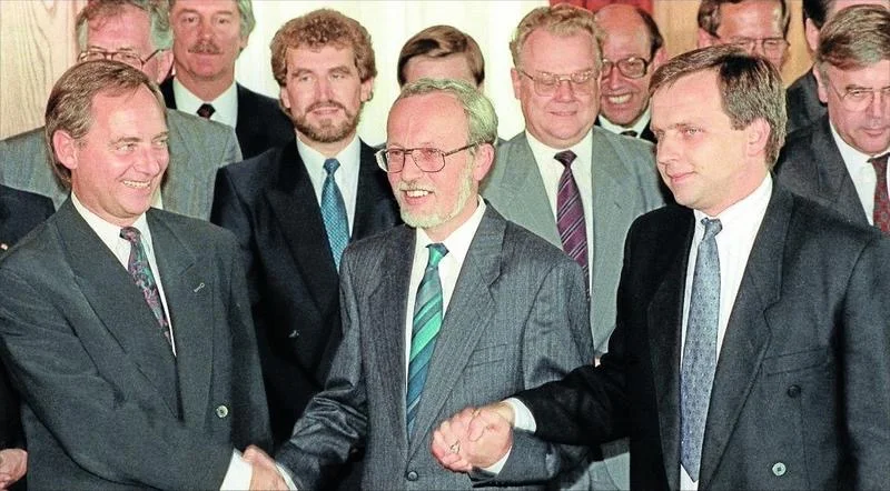 20. September 1990: Das Ende der Deutschen Demokratischen Republik: Die Volkskammer der DDR spricht sich für die Auflösung der DDR und ihren Beitritt zur Bundesrepublik Deutschland aus. 299 Abgeordnete stimmen für den Einheitsvertrag, 80 dagegen bei einer Stimmenthaltung. Am gleichen Tag stimmt auch der Bundestag in Bonn dem Einheitsvertrag zu, und zwar mit 442 Ja gegen 47 Nein, bei drei Enthaltungen. Die Verhandlungen über den Einheitsvertrag waren am 31. August 1990 erfolgreich abgeschlossen worden. Das …