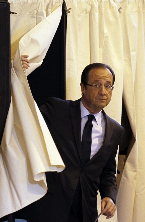 François Hollande am Sonntag bei der Stimmabgabe in der zentralfranzösischen Stadt Tulle (Foto: Keystone)