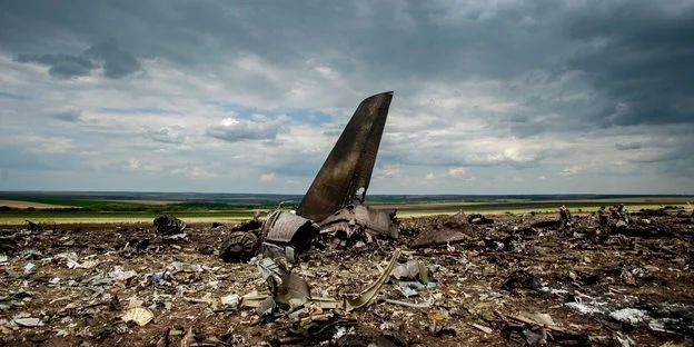 Prorussische Separatisten schiessen in der östlichen Ukraine ein Militärflugzeug mit einer Rakete ab. 49 Menschen, vor allem Soldaten, kommen ums Leben. Die Transportmaschine vom Typ Iljuschin IL-76 befand sich im Anflug auf einen Flughafen der Stadt Lugansk, in der prorussische Paramilitärs eine „Volksrepublik“ ausgerufen haben. (Foto: Keystone/AP)