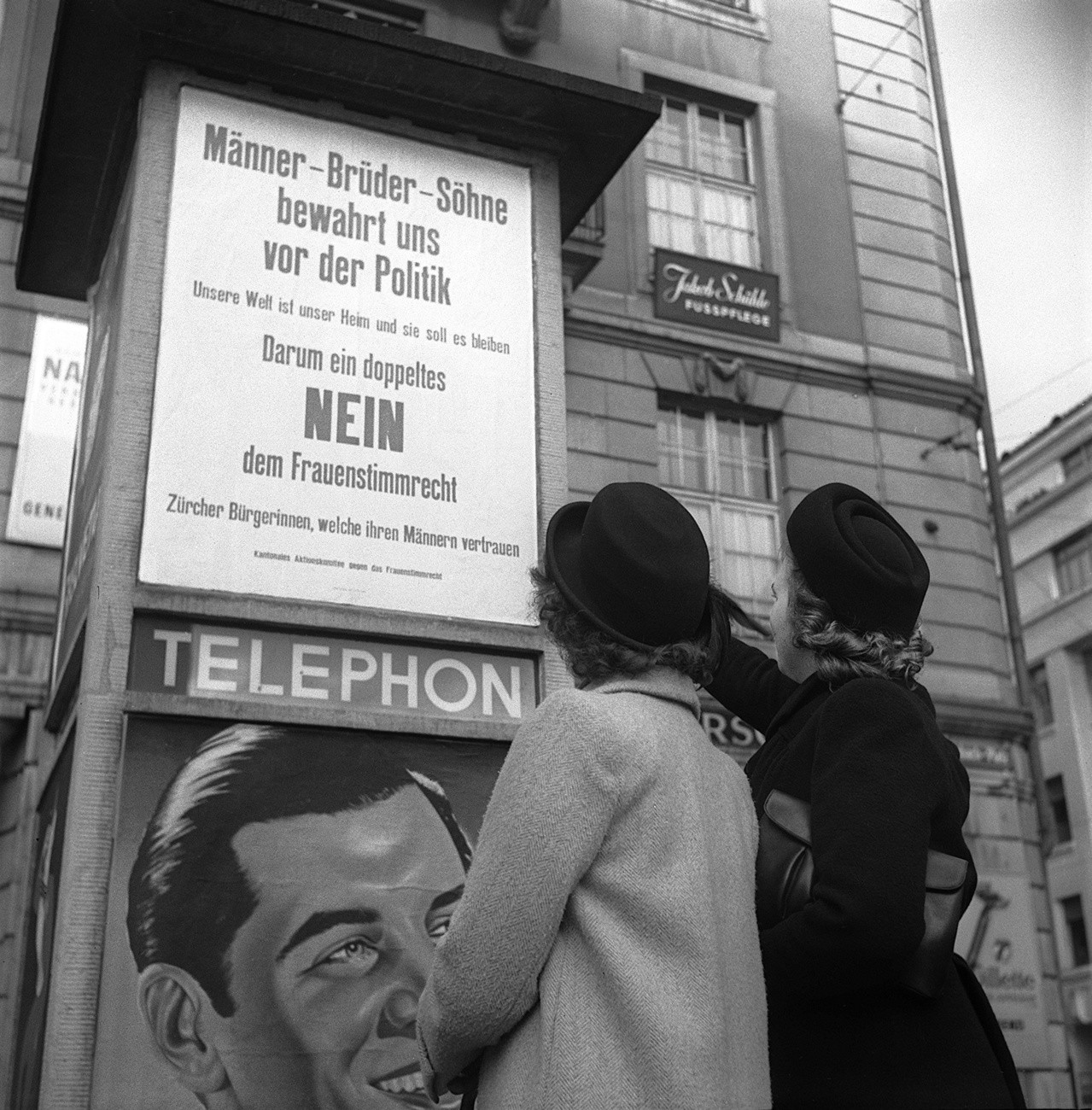 Ein Plakat aus dem Jahr 1947 an einer Telefonkabine in Zürich. (Foto: Keystone/Photopress-Archiv/Str)