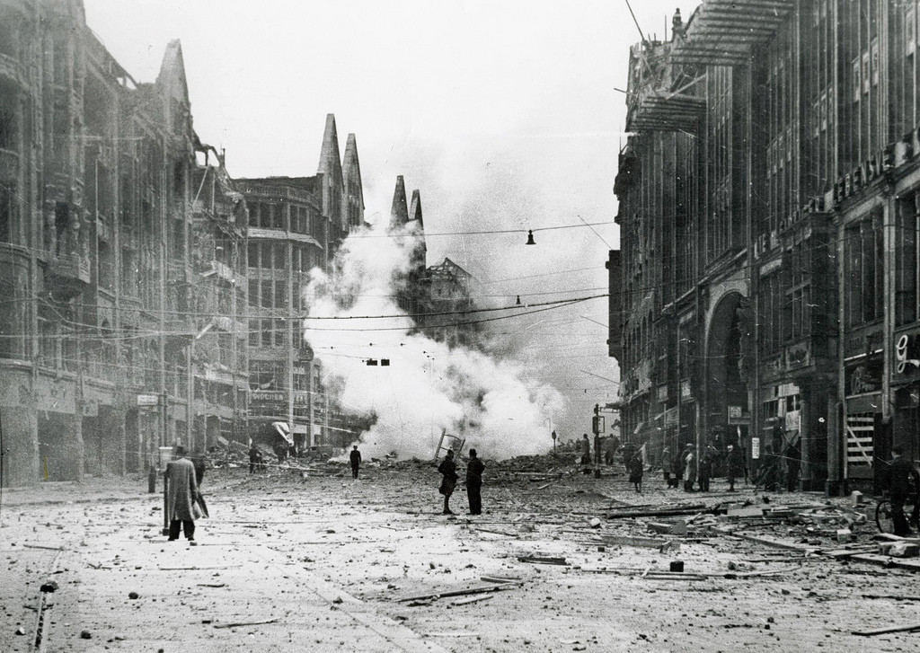 791 britische Bomber greifen in der Nacht zum 25. Juli Hamburg an und werfen 2‘300 Tonnen Bomben ab. Mindestens 1‘500 Menschen sterben. An vielen Orten brechen Flächenbrände aus. Das Bild zeigt zerstörte Fassaden entlang der Mönckebergstrasse. Die Bombardierung Hamburgs dauert bis zum 30. Juli 1943. Insgesamt sterben mindestens 35'000 Menschen, 250'000 werden verwundet, eine Million sind obdachlos. (Foto: Keystone/AP/Str)