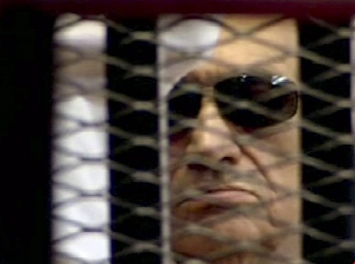 Hosni Mubarak bei der Verkündung des Urteils (Foto: Keystone/AP)