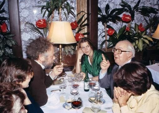 1921: Geburt von Friedrich Dürrenmatt. Das Bild zeigt ihn an seinem 65. Geburtstag im Restaurant Kronenhalle in Zürich zusammen mit dem Schriftsteller Niklaus Meienberg. In der Mitte Meienbergs Freundin (Foto: Keystone/Niklaus Stauss)