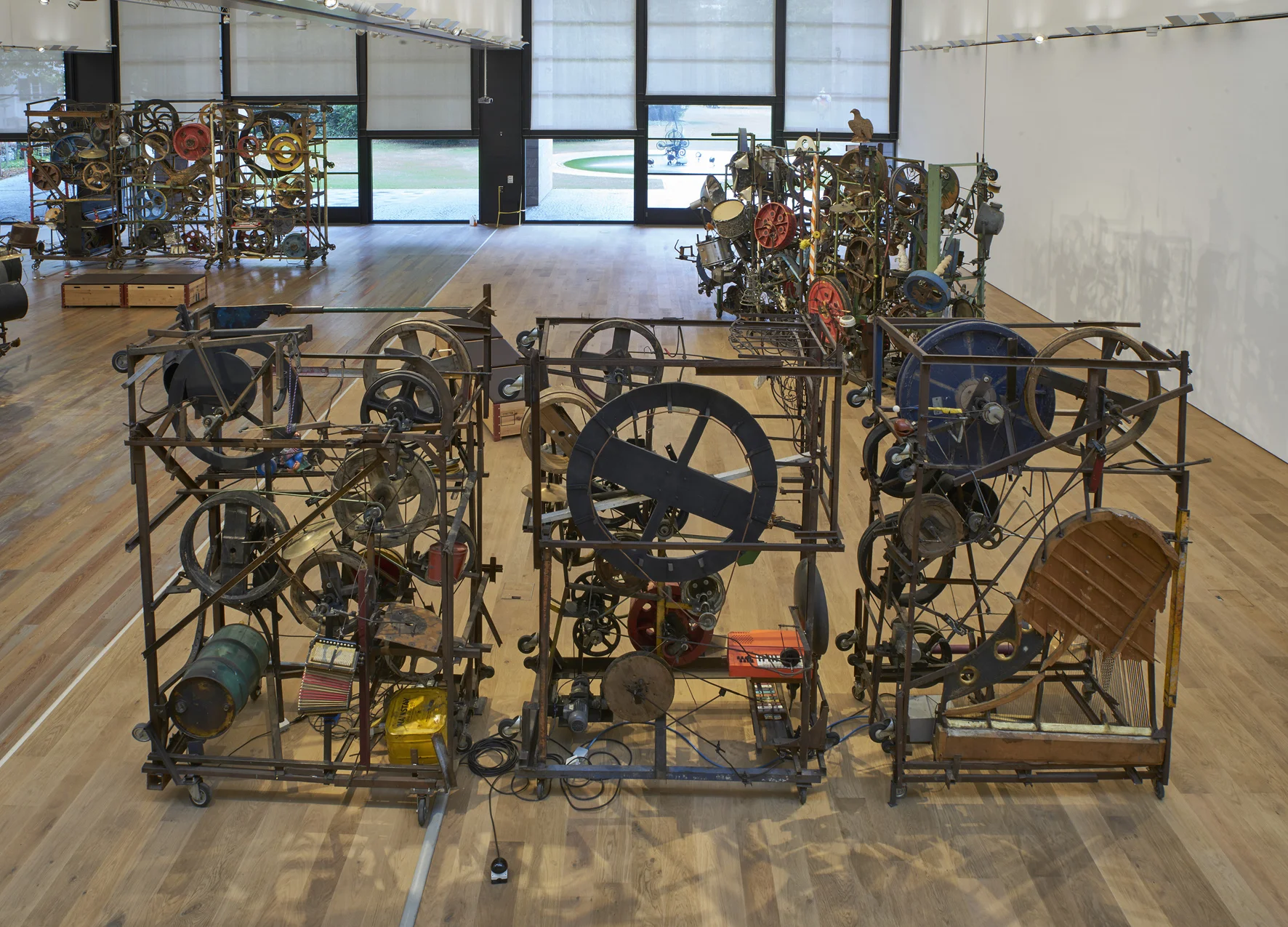 Jean Tinguely, „Méta-Harmonie II“, 1978 (vorne), „Pandämonium N°1 – Méta-Harmonie 3“, 1984 (hinten rechts), „Méta-Harmonie II“, 1978 (hinten links), Installationsansicht im Museum Tinguely, Basel, © 2016, ProLitteris, Zürich; Foto: Museum Tinguely, Basel, Daniel Spehr