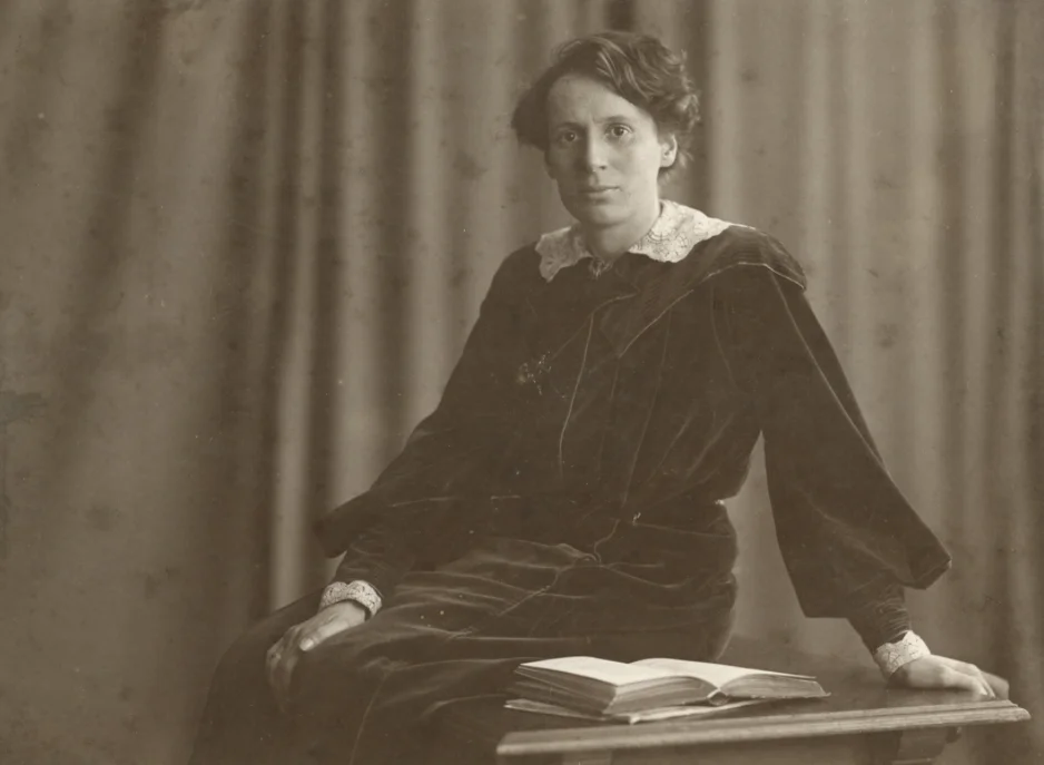 Mentona Moser 1908. Aus dem Historischen Lexikon der Schweiz (Institut für Grenzgebiete der Psychologie und Psychohygiene)