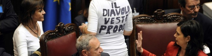 "Il diavolo veste Prodi". Vorne rechts Laura Boldrini, Präsidentin der Abgeordnetenkammer. In der Mitte vorn Piero Grasso, Präsident des Senats.