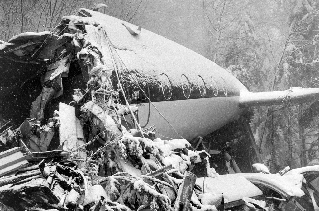 Am 10. April 1973 ereignete sich das bisher schwerste Flugzeugunglück in der Schweiz. 108 Menschen starben, als eine englische Chartermaschine bei Hochwald (SO) unweit von Basel abstürzte.