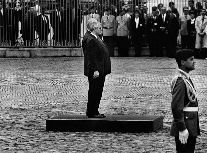 Ironischer Kommentar. John Major und Helmut Kohl bei der Varbschiedung der Alliierten aus Berlin im September 1994