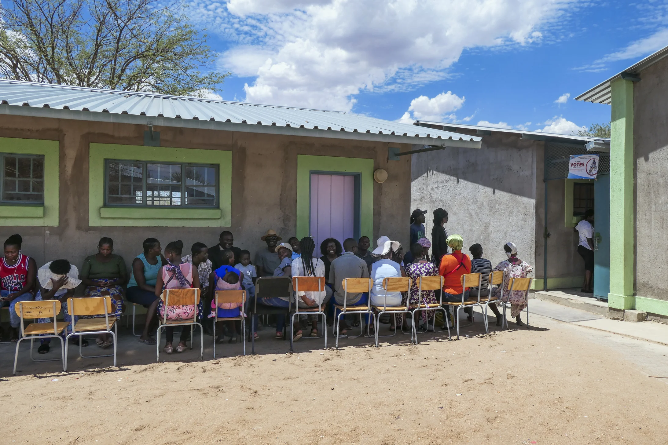 Warten vor dem Wahllokal 369