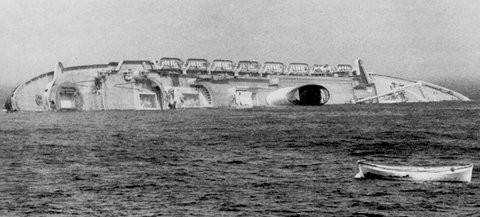 Auf dem Weg nach New York kollidiert die "Andrea Doria", ein italienisches "Transantlantico"-Schiff mit 1'706 Menschen an Bord, mit dem schwedischen Passagierschiff "Stockholm" kippt und sinkt. 51 Menschen sterben. Der Zusammenprall ereignet sich nahe der Insel Nantucket auf der Höhe von Massachussetts. Die Andrea Doria war damals "das schönste italienische Schiff" und der Stolz der italienischen Marine. Es sank elf Stunden nach dem Zusammenstoss. Das französische Schiff "Ile de France" fuhr innert weniger…