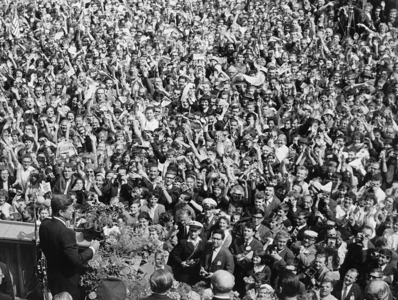 Der amerikanische Präsident John F. Kennedy spricht vor anderthalb Millionen Berlinern vor dem Rathaus Schöneberg. Kennedy will mit seinem Berlin-Besuch deutlich machen, dass der Westen - fast zwei Jahre nach dem Mauerbau - Westberlin unter keinen Umständen opfern will. (Foto: Keystone/AP/Str)
