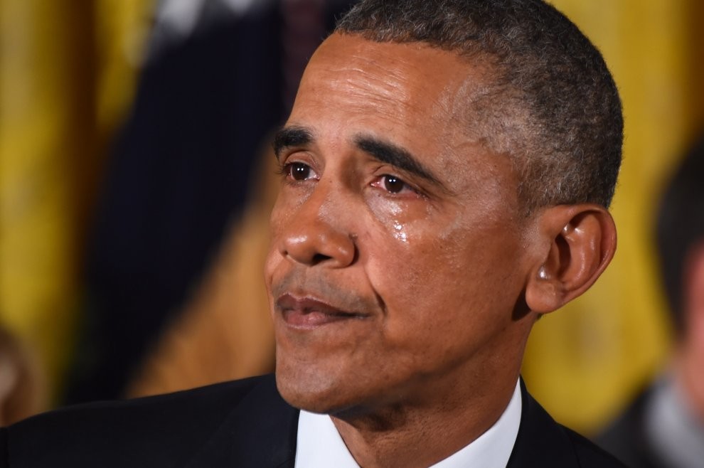 Währen der amerikanische Präsident neue Massnahmen gegen Schusswaffengewalt ankündigt, laufen ihm Tränen über die Wangen. Obama spricht vor überlebenden Opfern und Angehörigen von Opfern von Waffengewalt. Jedes Jahr würden "über 30'000 Amerikaner vorzeitig wegen Schusswaffen sterben", sagte er. (Foto: Keystone/AP)