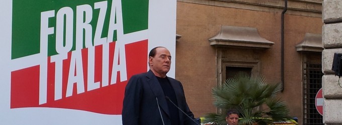 Berlusconi am Sonntagabend in Rom - erstmals wieder vor dem Logo seiner früheren Partei "Forza Italia".