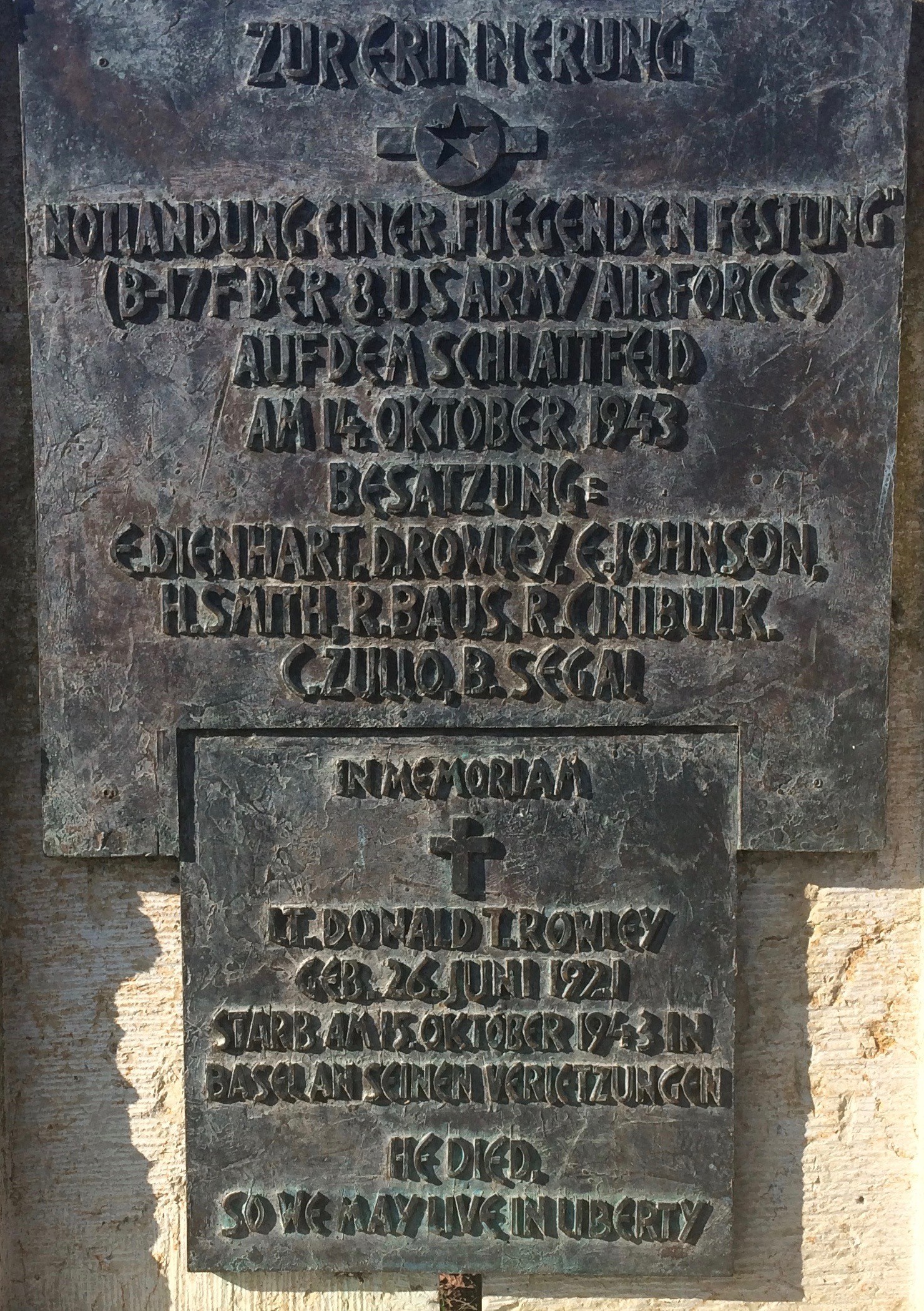 Gedenktafel beim Schlatthof zur Erinnerung an die Notlandung eines US Bombers am 14. November 1943 © Dieter Imboden