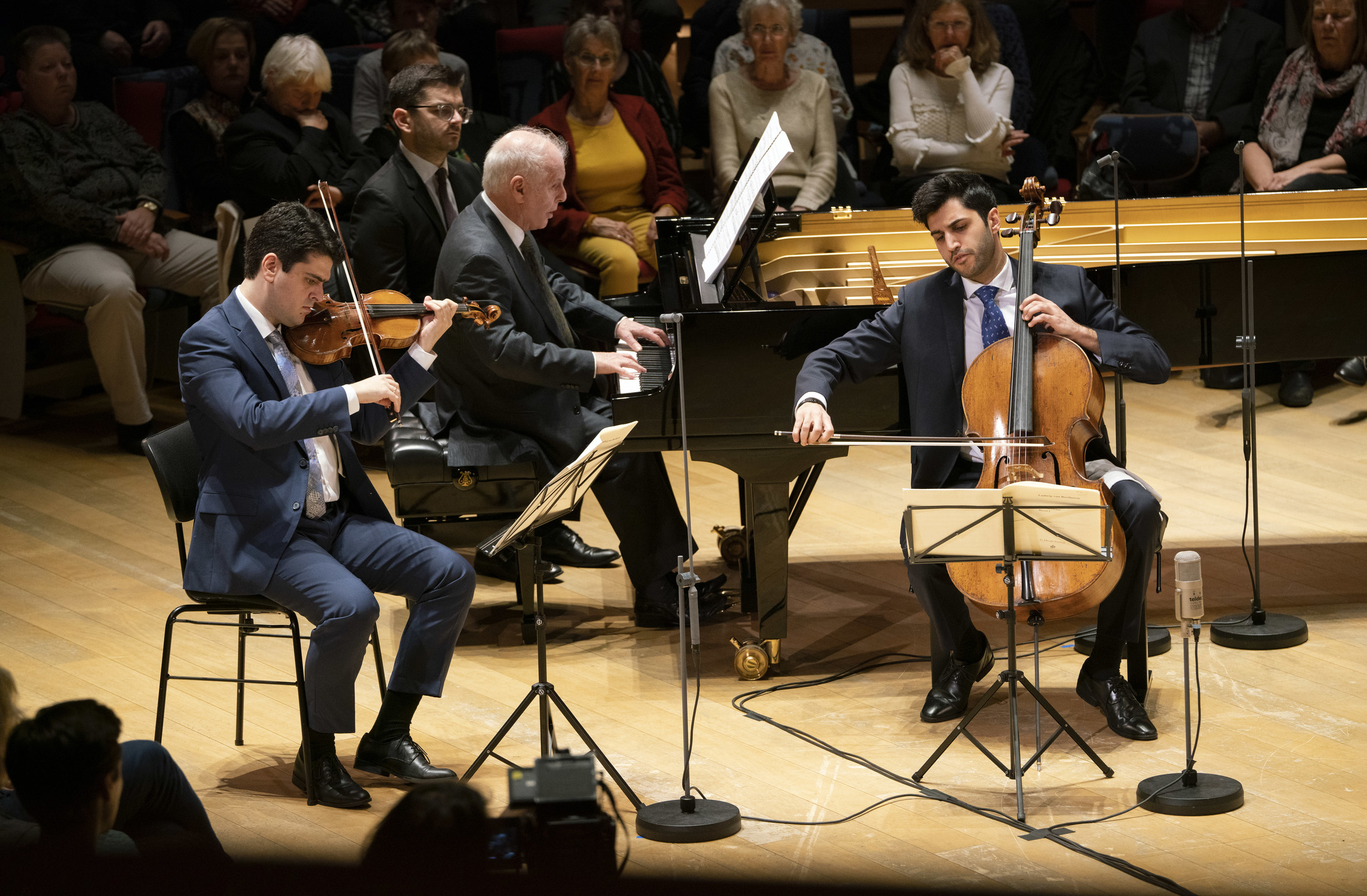 Im Trio: Michael Barenboim an der Violine, Daniel Barenboim und Kian Soltani am Cello  Foto © Monika Rittershaus