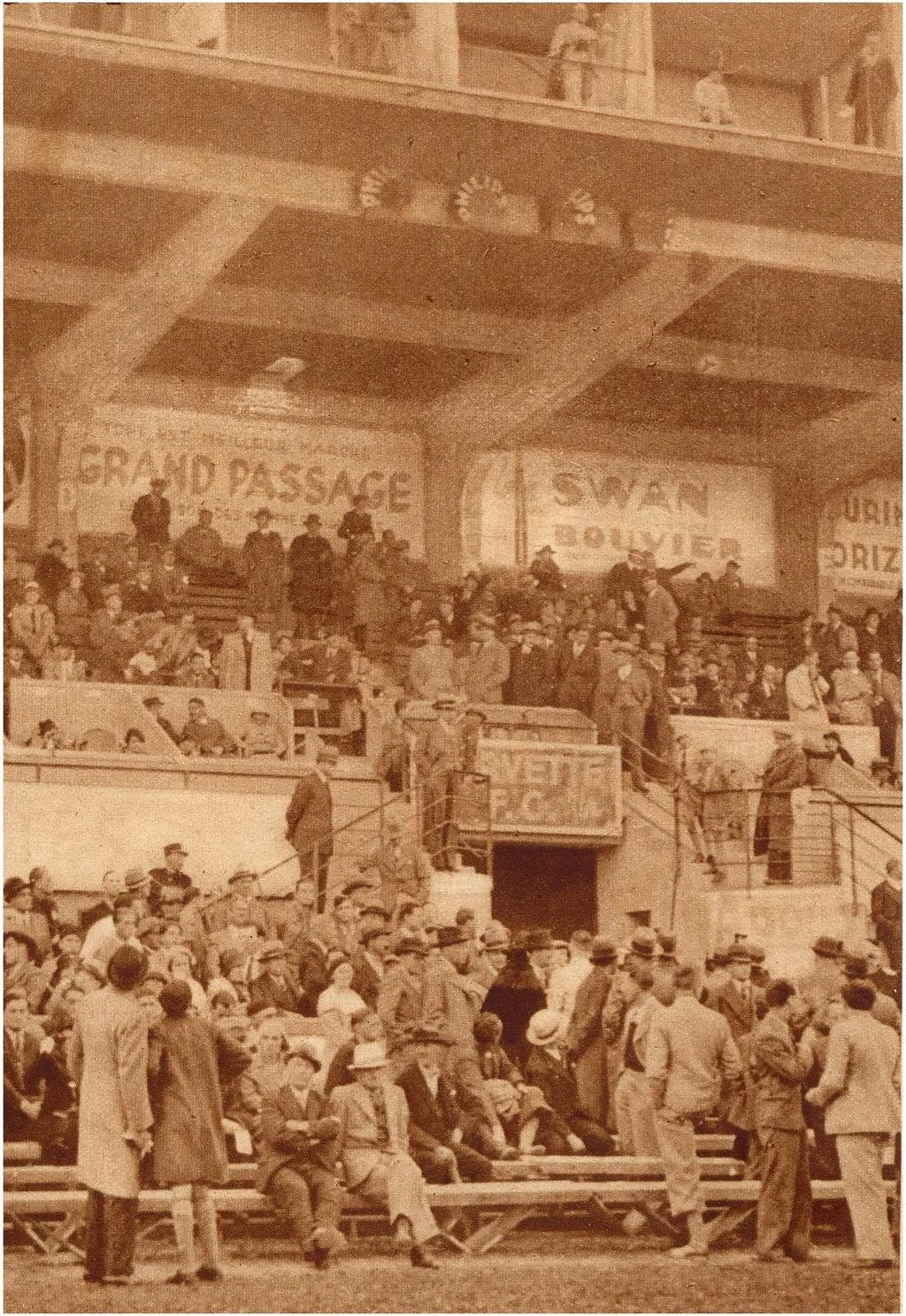 Das Stade de Charmilles war eines der berühmtesten Fussballstadien der Schweiz. Eröffnet wurde es mit dem Spiel zwischen der Heimmannschaft, dem FC Servette, gegen den Wiener Verein First Vienna. Servette verlor 0:7. Das Bild stammt aus den Dreissigerjahren. Am 8. Dezember 2002 wurde das Stadion mit dem Abschiedsspiel zwischen Servette und den Young Boys (4:4) geschlossen. Anschliessend wurde die Anlage dem Zerfall überlassen; 2011 wurde das Stadion abgebrochen. Ersetzt wurde es durch das Stade de Genéve.