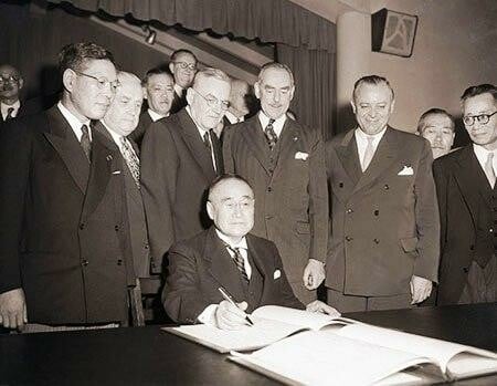 Der japanische Premierminister unterzeichnet den Friedensvertrag von San Francisco. Dieser gibt Japan die voll Souveränität zurück und beendet die vorwiegend amerikanische Besatzungszeit. (Foto: Keystone/AP)