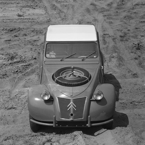 März 1958: 2CV „Sahara“  Foto © Citroën  
