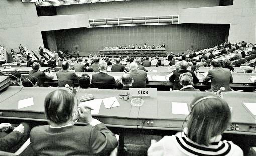 1977: In Genf werden die zwei Zusatzprotokolle zu den vier Genfer Konventionen verabschiedet. Im Zusatzprotokoll II wird festgehalten, dass das humanitäre Völkerrecht auch bei nicht-internationalen Konflikten, also auch bei internen, bei Befreiungs-, Unabhängigkeits- und Guerilla-Kriegen, angewendet werden muss. 167 Staaten haben das 2. Zusatzprotokoll inzwischen ratifiziert. (Bild: IKRK)