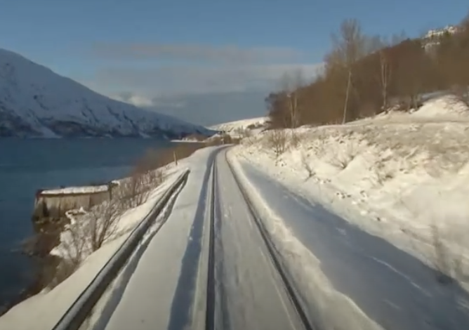 Nach Mosjøen fährt der Zug zuerst dem nicht zugefrorenen Vefsnfjord entlang - km 425