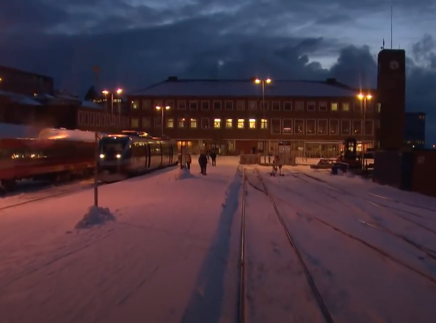 Am Bahnhof Bodø endet die Fahrt nach 9 Stunden und 50 Minuten. Es ist abends halb sechs – km 729