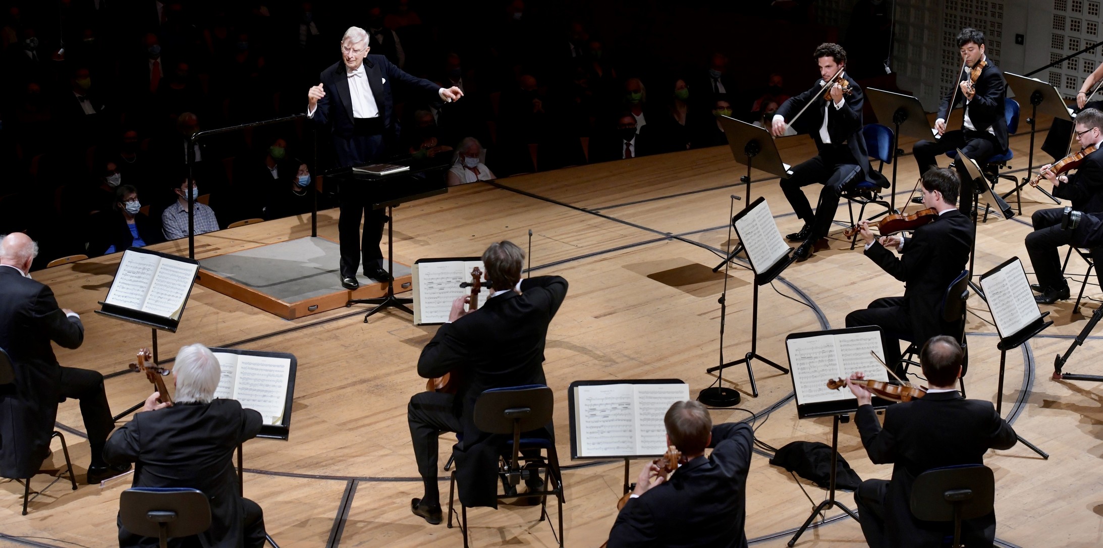 Herbert Blomstedt vor dem Orchester mit viel Bewegungsfreiheit  © Peter Fischli / LUCERNE FESTIVAL