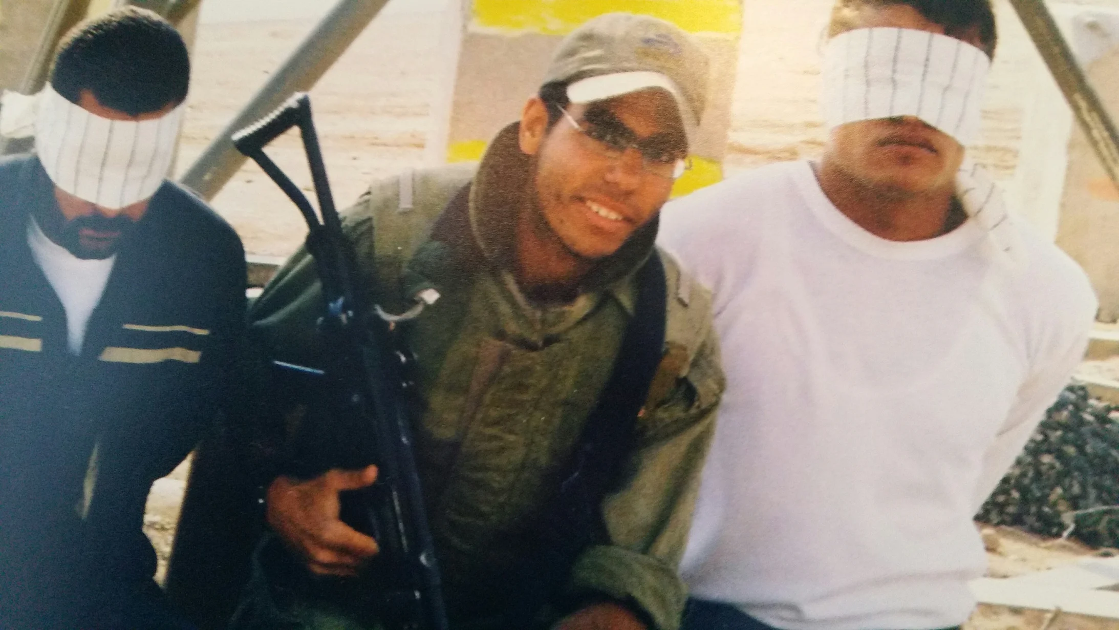 Ein israelischer Soldat mit zwei Palästinensern