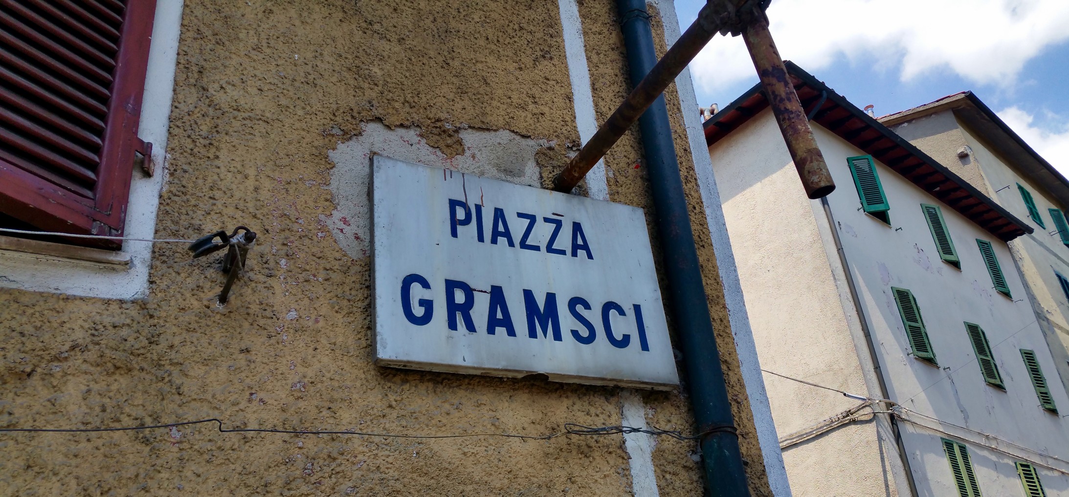 Die Piazza Gramsci im 7'000 Einwohner-Städtchen Abbadia San Salvatore, Toskana (Foto: J21)