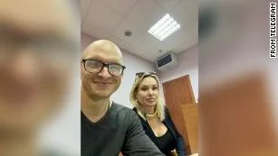 Marina Owsjannikowa mit ihrem Anwalt