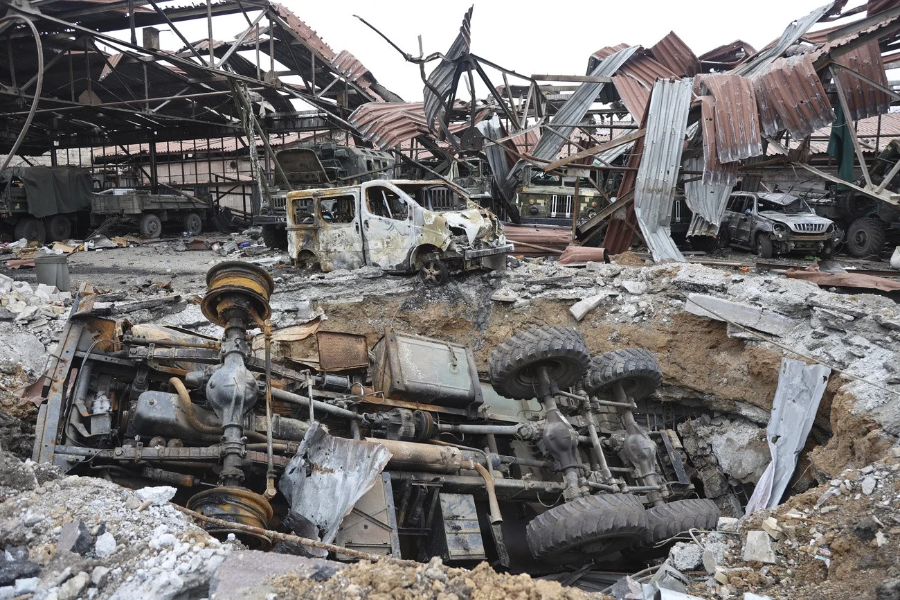 April, Mariupol, zerstörte Fabrik