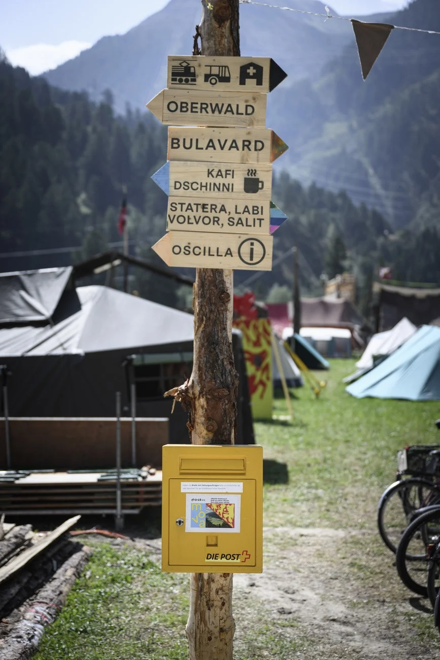 Briefkasten, Wegweiser im Pfadilager