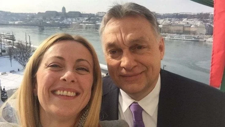 Giorgia Meloni mit ihrem Idol Viktor Orbán