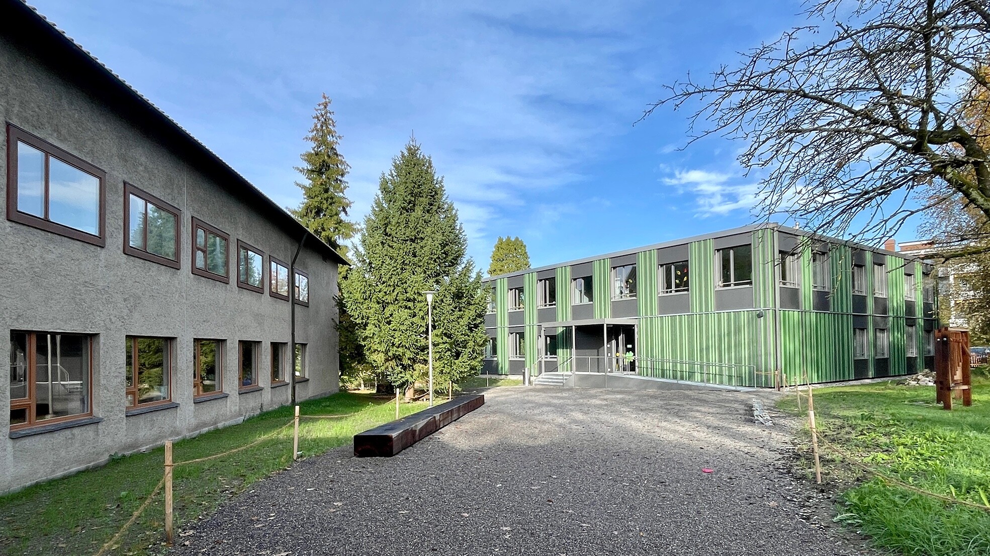 Schulhaus Felsberg mit Provisorium